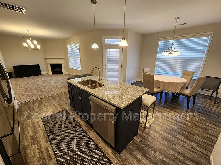 512 Dottie Ct — Photo 12