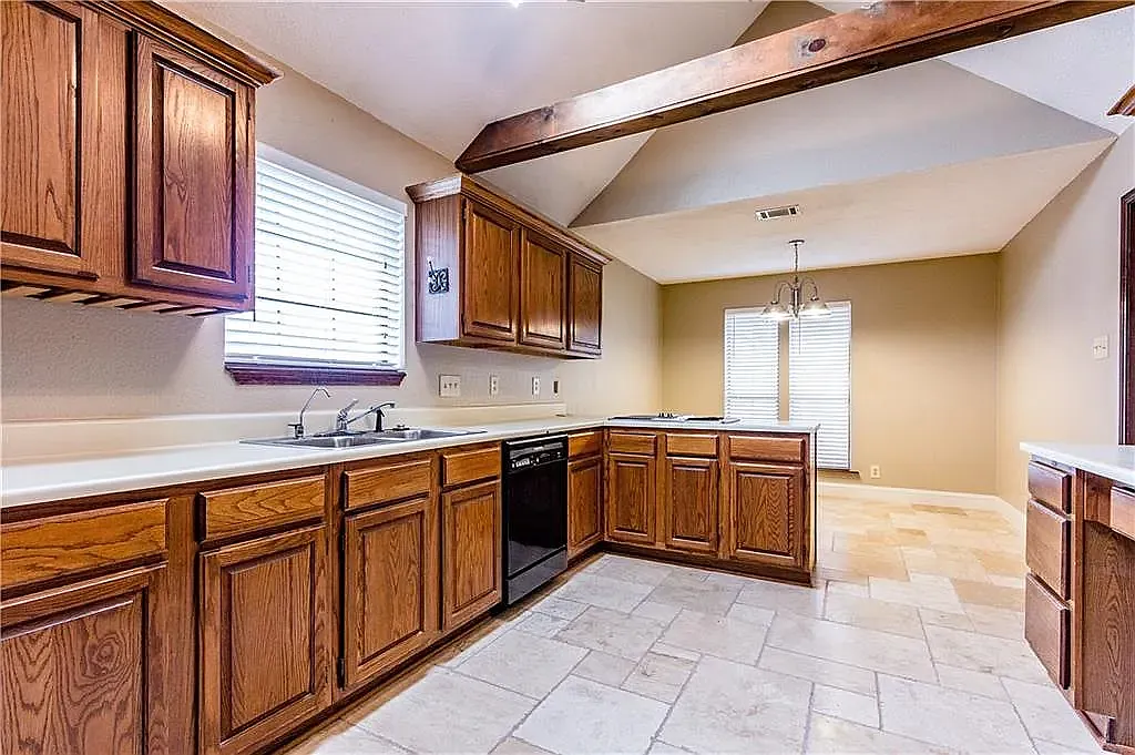 3 bed, 2380 sqft, $3,200 — Photo 2