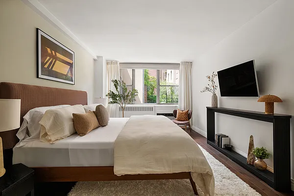 Bedroom, photo 1