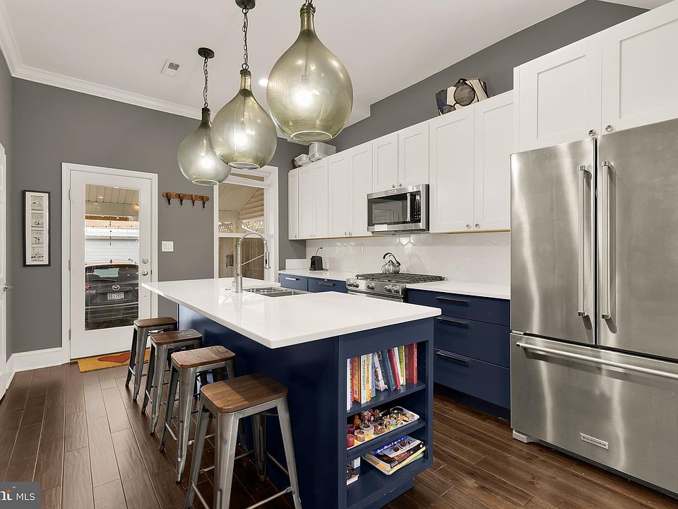 2nd image of 421 10th St NE