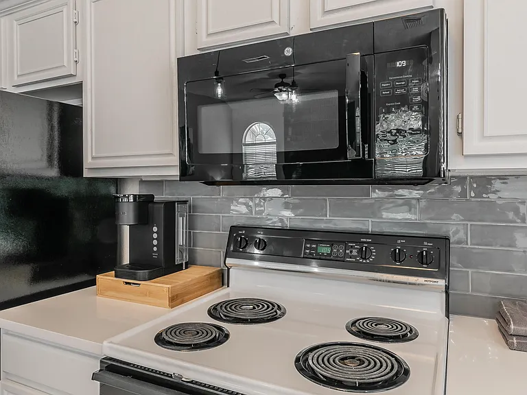 7017 Chateau Dr — Photo 30
