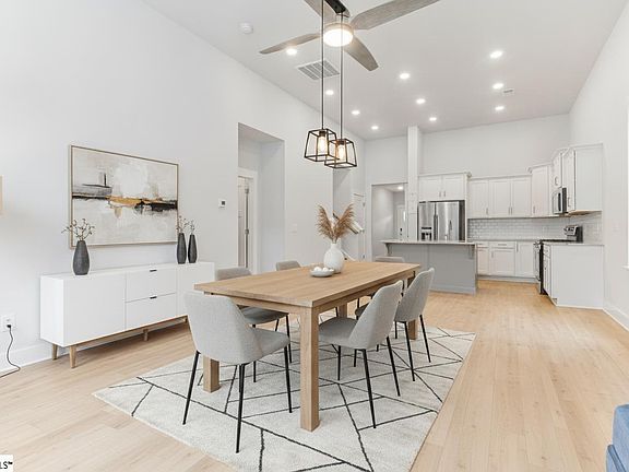 3rd image of 221 Woodhouse Way