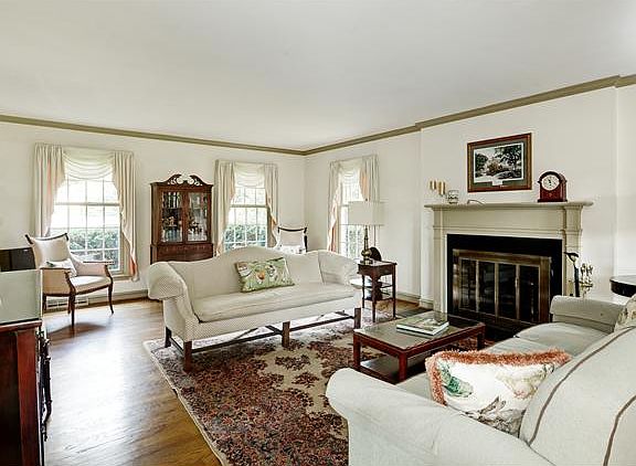 Large Living Room with Gas Fireplace