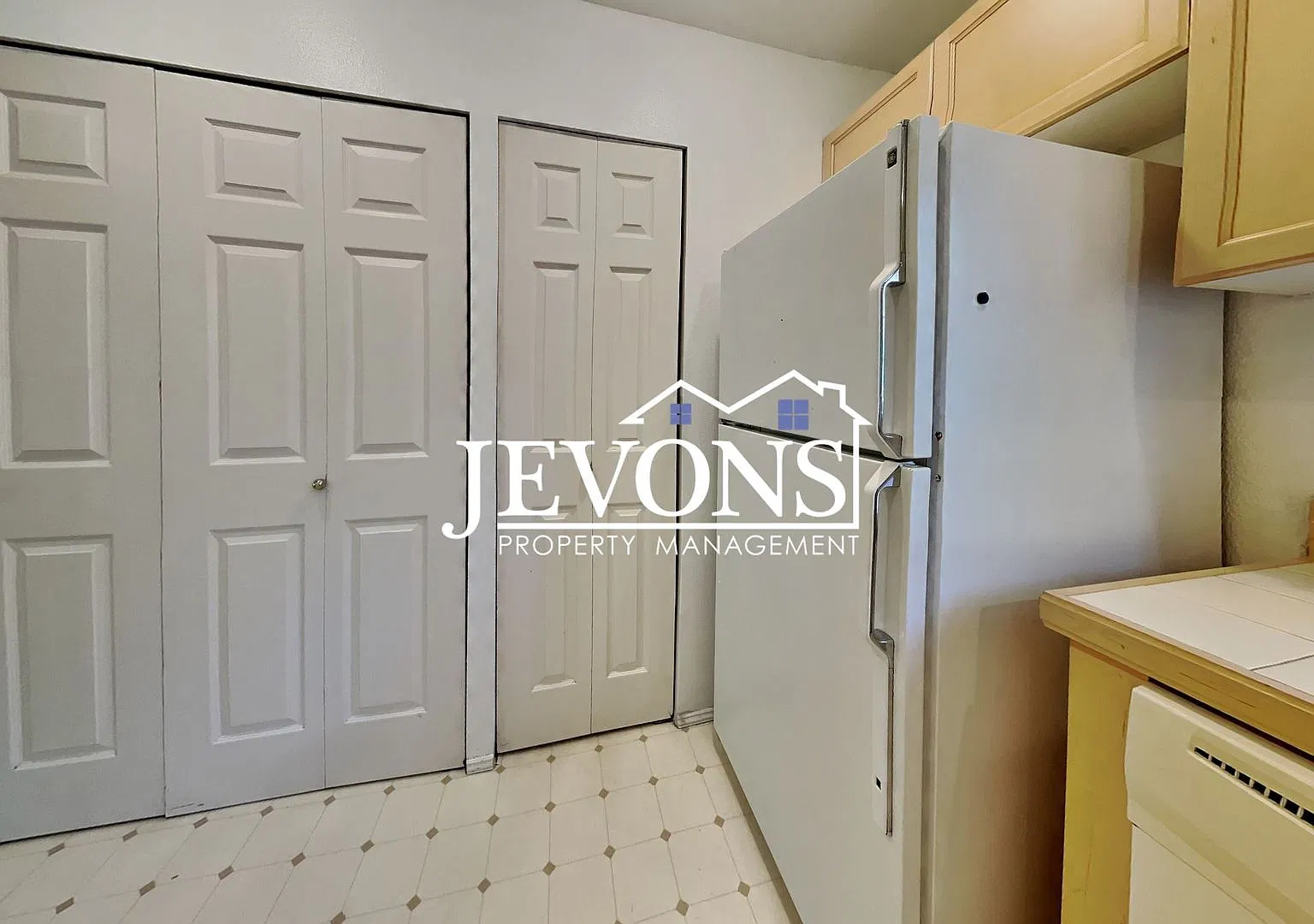 Condo with Swimming Pool and Private Enclosed 1-Car Garage in Klahanie Neighborhood — Photo 4