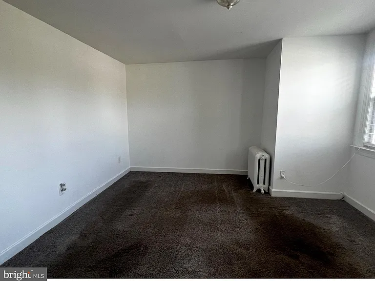 248 E Queen Ln — Photo 14
