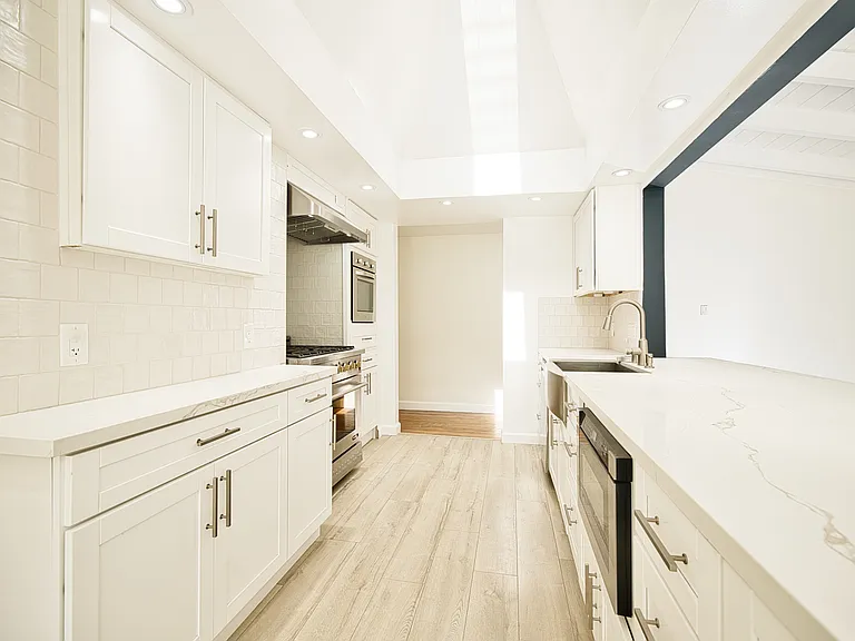 23220 Sylvan St — Photo 4