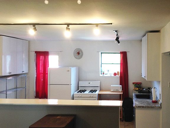 4th image of 318 Van Brunt St
