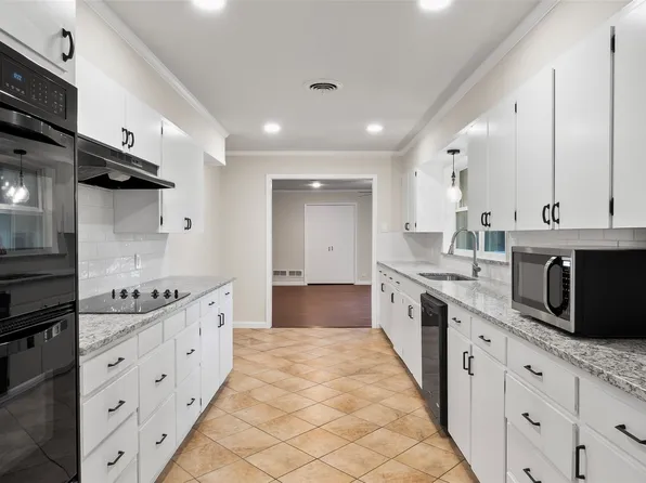 929 S Dixon St, Gainesville, TX 76240