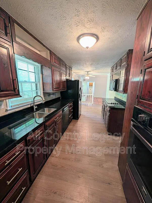 4 bed, 3.0 bath, 2450 sqft, $2,495 — Photo 2
