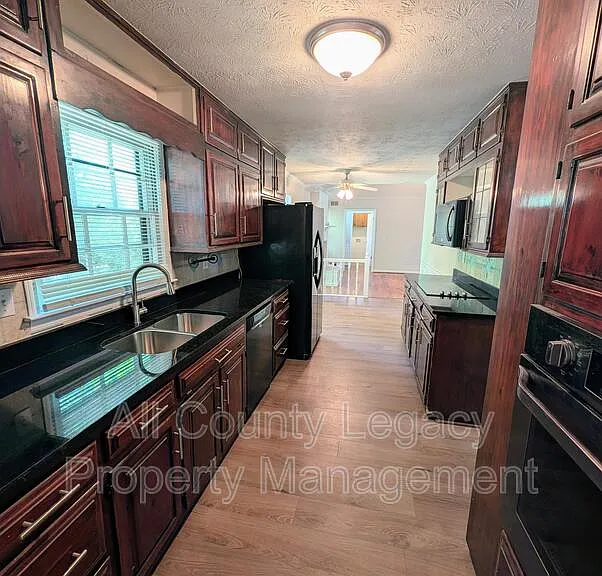 1422 Fairfield Dr SW — Photo 2