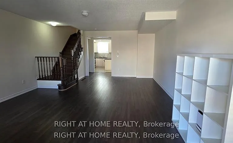27 Shiff Cres — Photo 10
