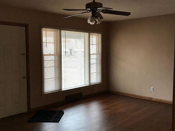 Living room w/hardwood floors
