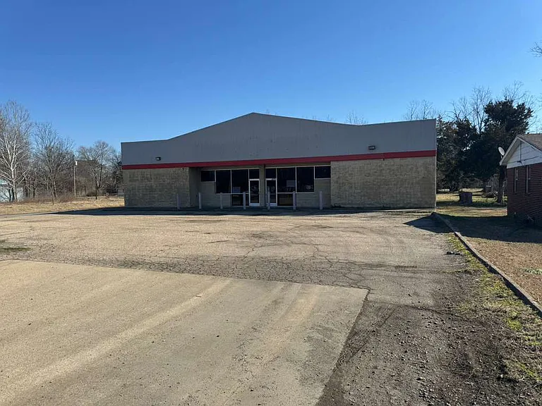 820 N Main St — Photo 4