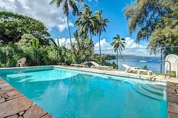 Very well maintained ocean view swimming pool