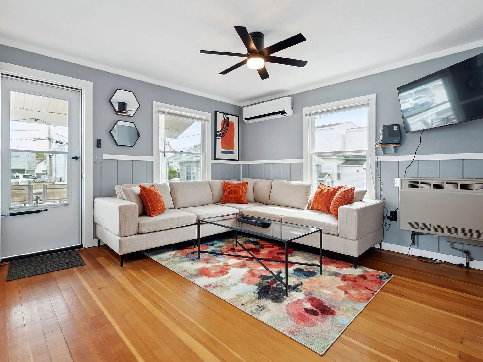 3 bed, 900 sqft, $2,300 — Photo 2
