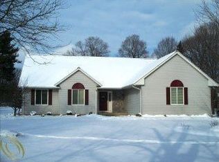 1054 W Livingston Rd, Highland, MI 48357