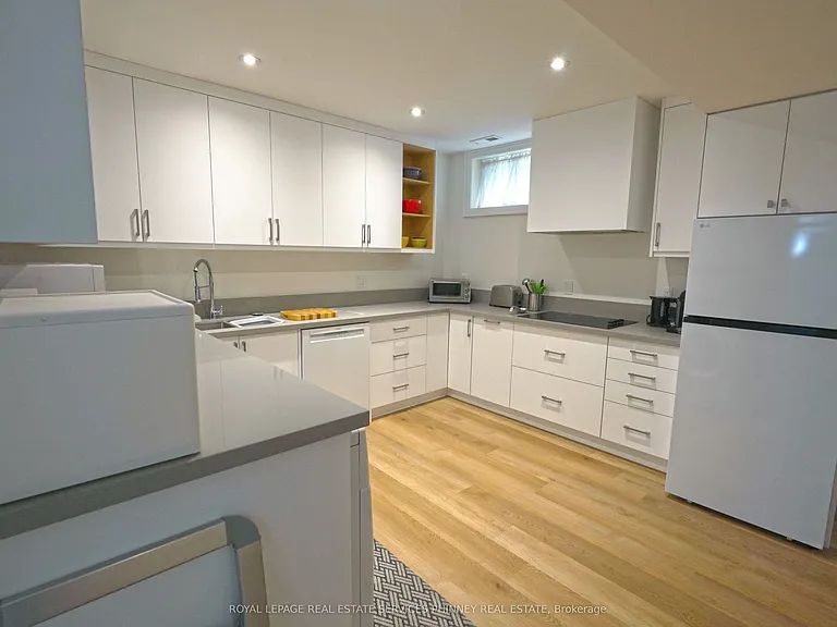 1413 Queen Victoria Ave — Photo 18