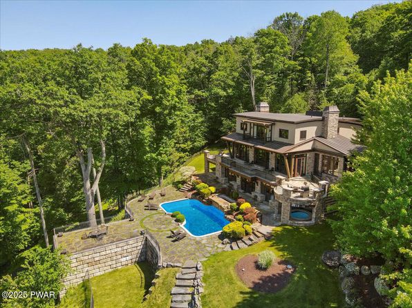 165 Pennwood Dr, Greentown, PA 18426
