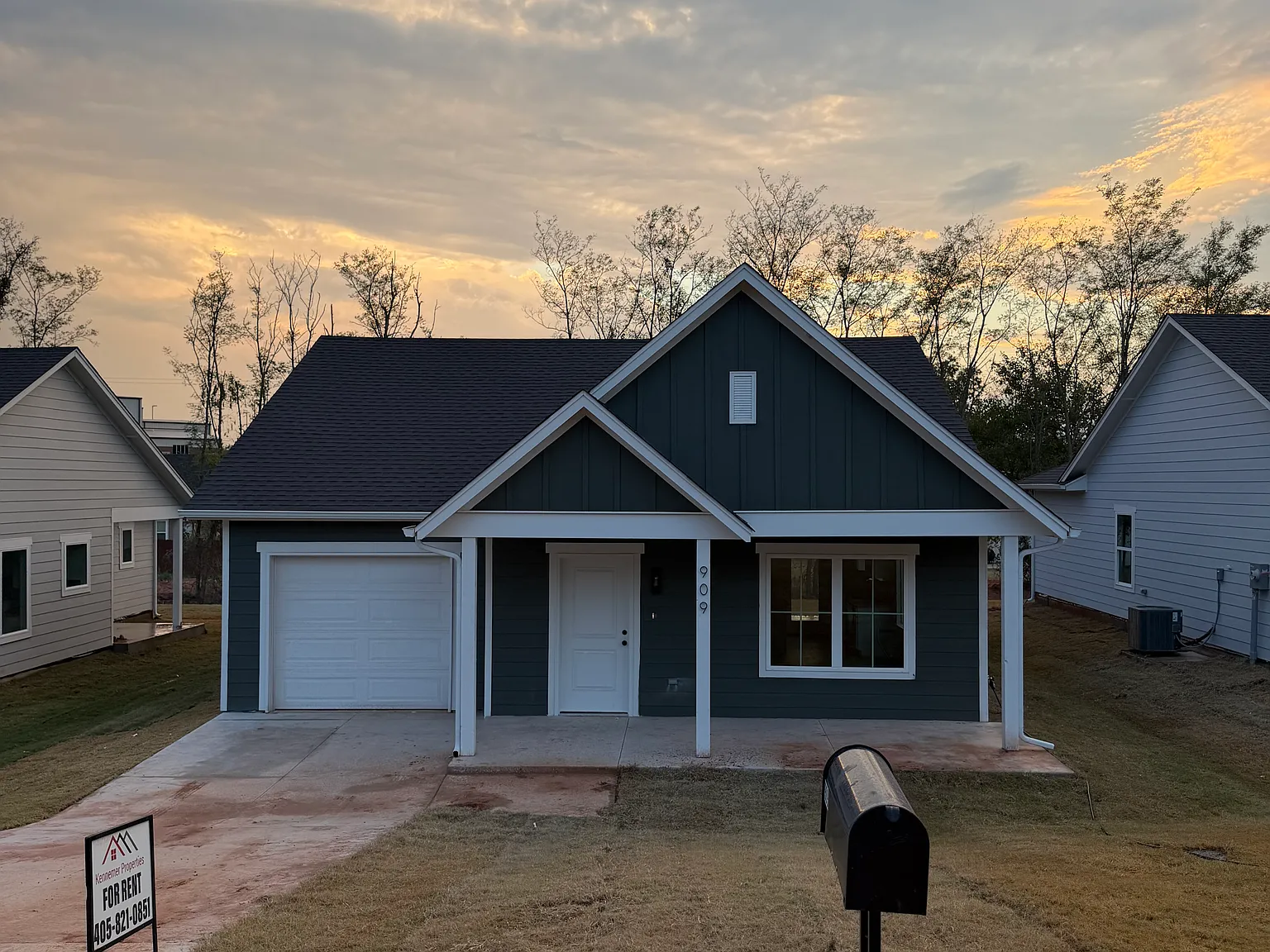 3 bed, 1200 sqft, $1,700 — Photo 1