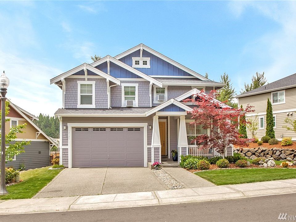 Craftsman style home in Beautiful Falling water