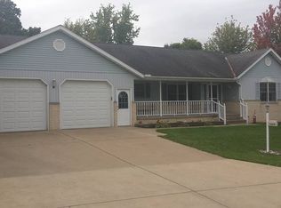 5800 Hartford Dr, Pekin, IL 61554