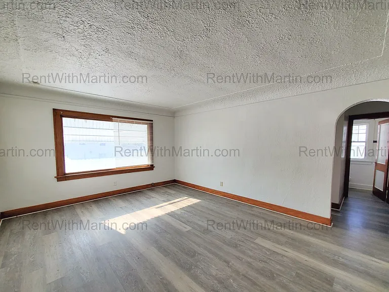 137 Hope Ave — Photo 2