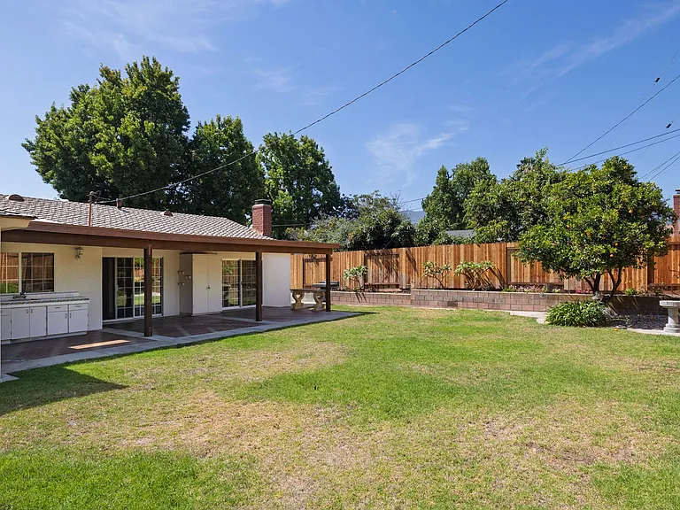 316 Cambridge Dr — Photo 2