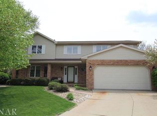 5 Earls Ct, Bloomington, IL 61704