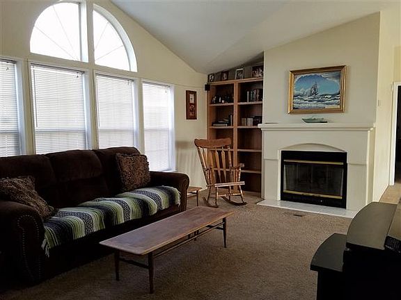 11148 Longview living room