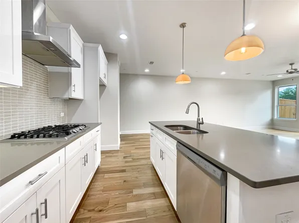 5704 Woodlands Dr, The Colony, TX 75056