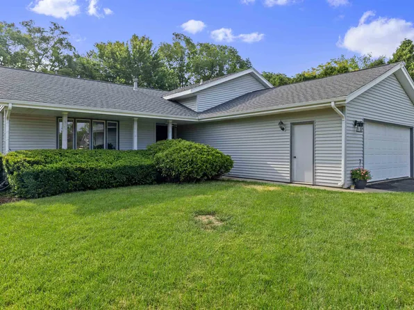 306 Valley Forge Trl, Rockton, IL 61072