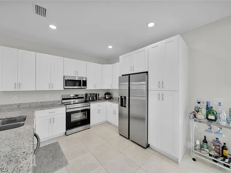 405 NW 10th St — Photo 15