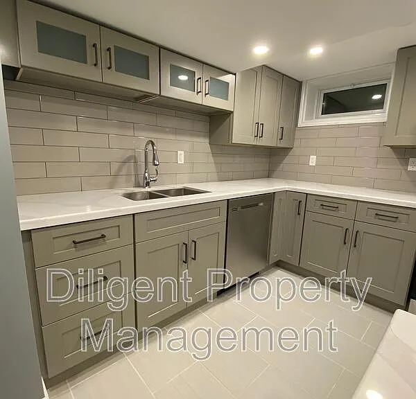 369 Applegrove Ave #LOWER — Photo 3