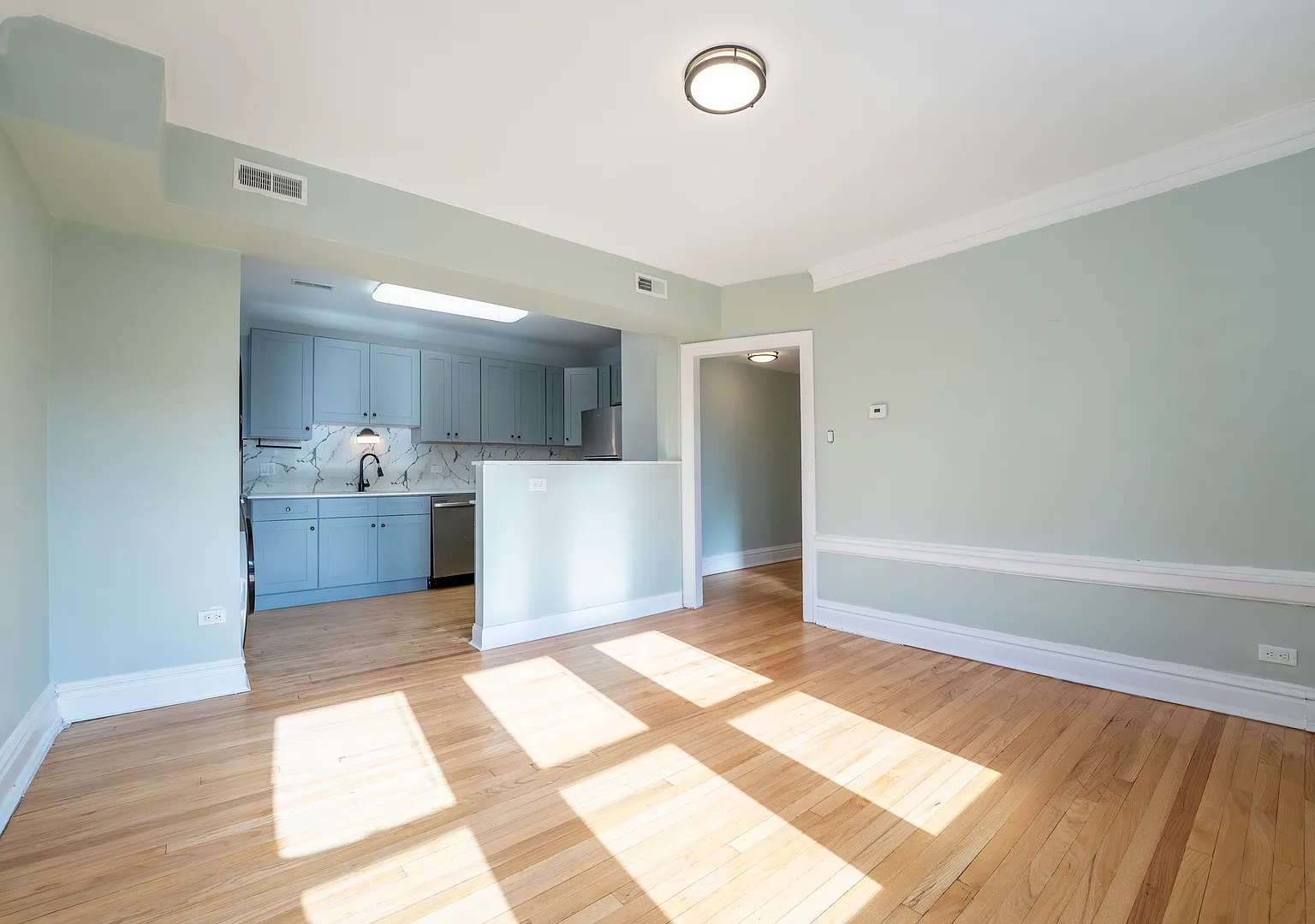 3 bed, 1100 sqft, $2,600 — Photo 3
