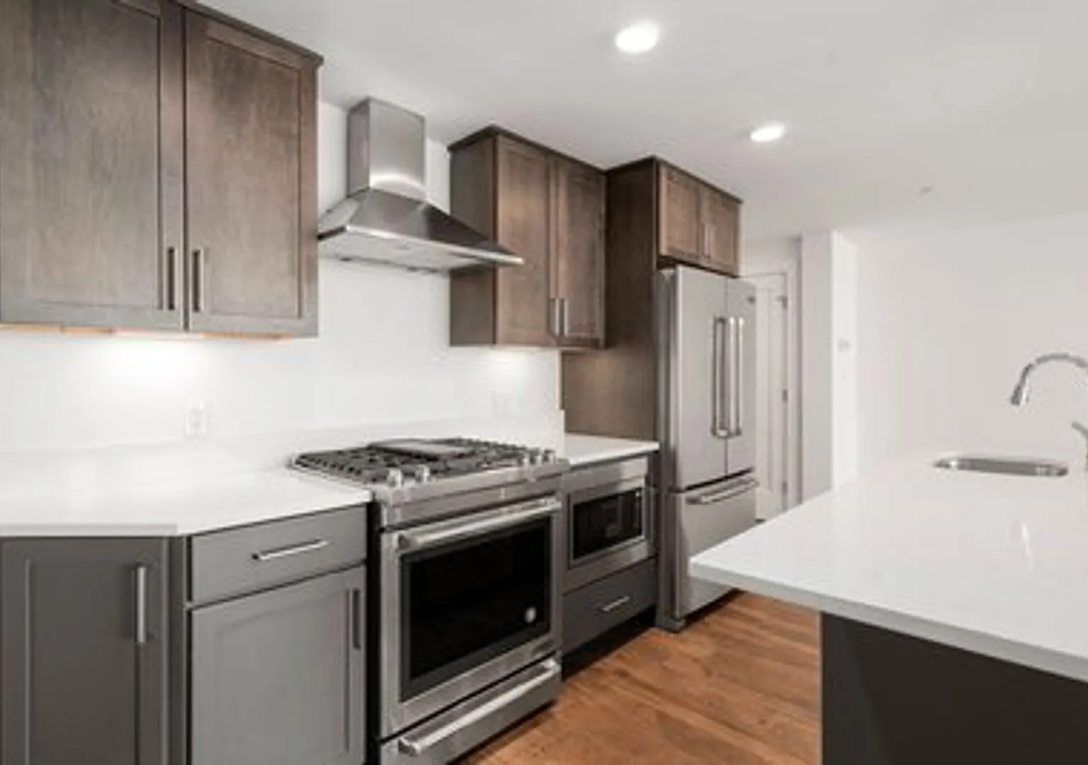 Renovated 2 Bed Right In The Heart Of Boston Landing! — Photo 3
