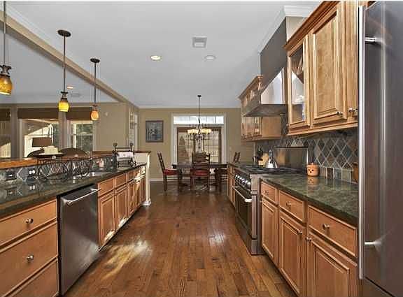 3rd image of 2915 Riverwood Dr