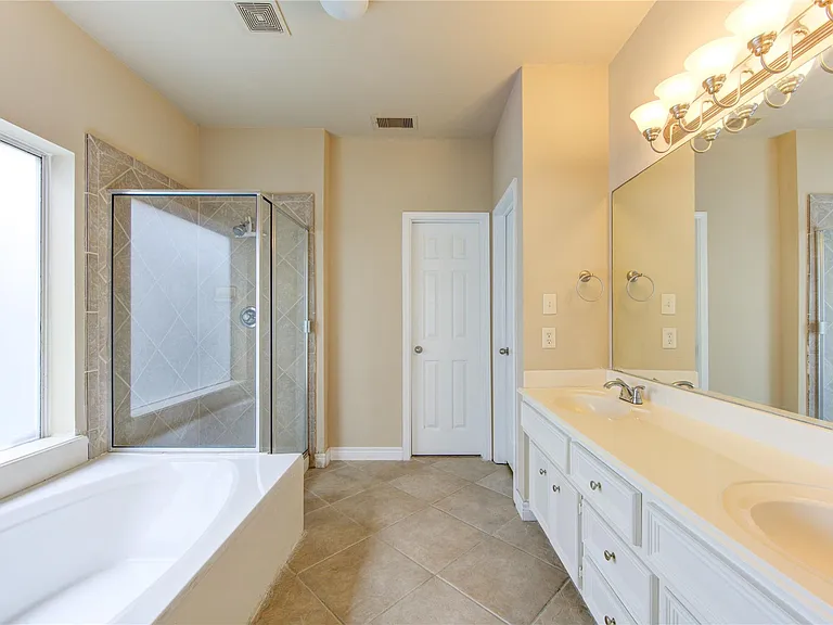 6018 Royal Hollow Ln — Photo 13