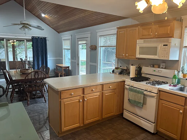 408 Rose Ave — Photo 3