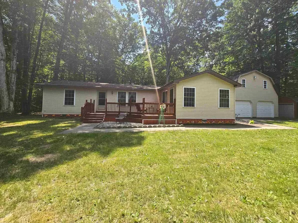 2545 W Huckleberry Rd, Sanford, MI 48657