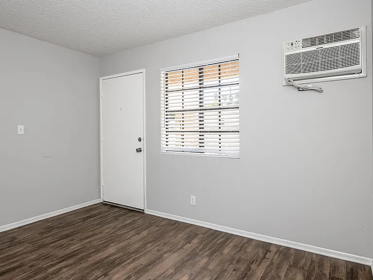 6260 Vineland Ave — Photo 4