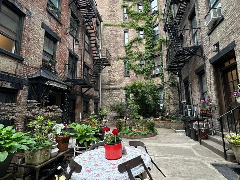 222 W 17th St #4C — Photo 7