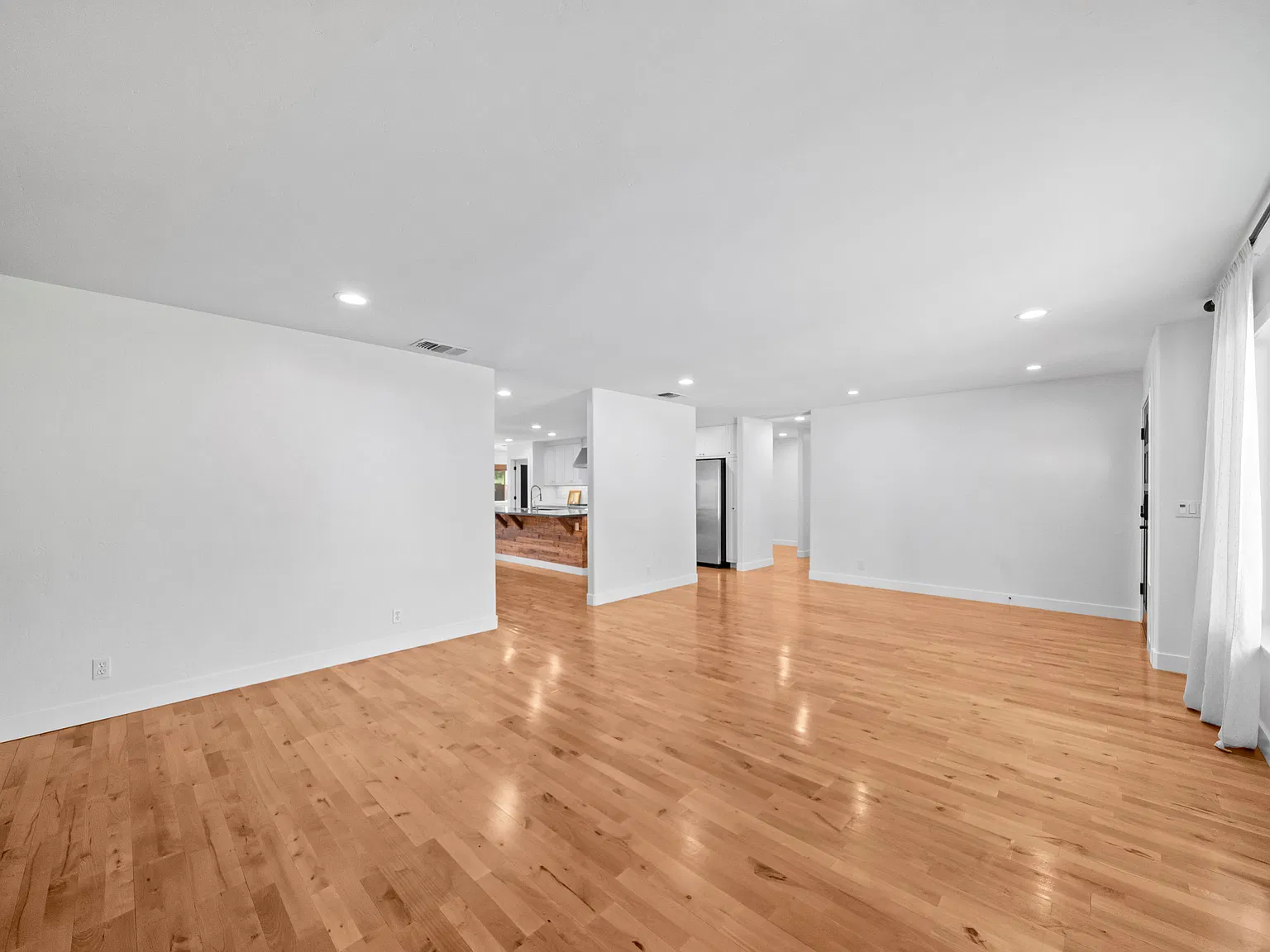 4 bed, 2537 sqft, $4,750 — Photo 4