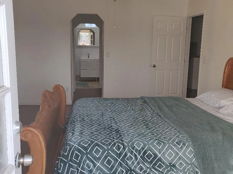 MASTERBEDROOM WITH TWO CLOSETS AND PRIVATE BATHROOM.