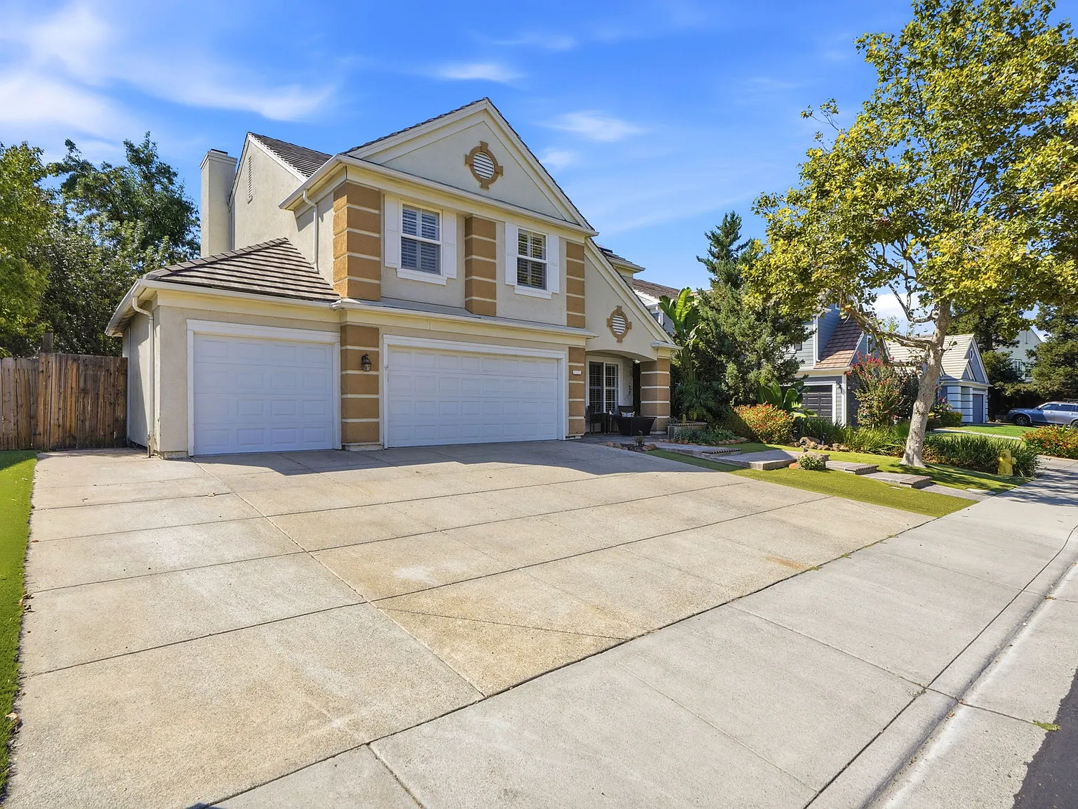 5 bed, 2.5 bath, 2250 sqft, $4,000 — Photo 2