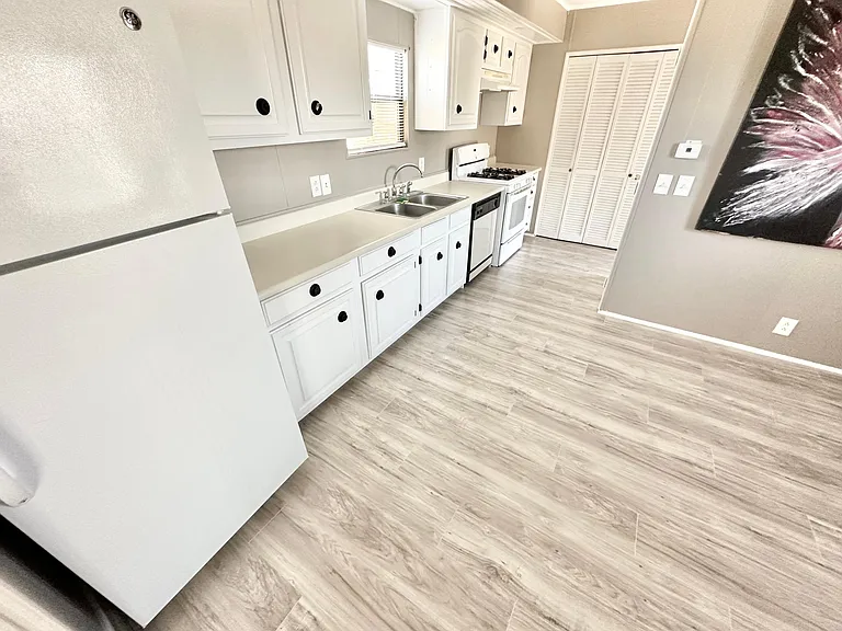 Kitchen (appliances included)