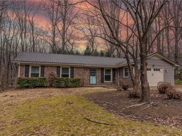 851 Duckview Ct, Winston Salem, NC 27106