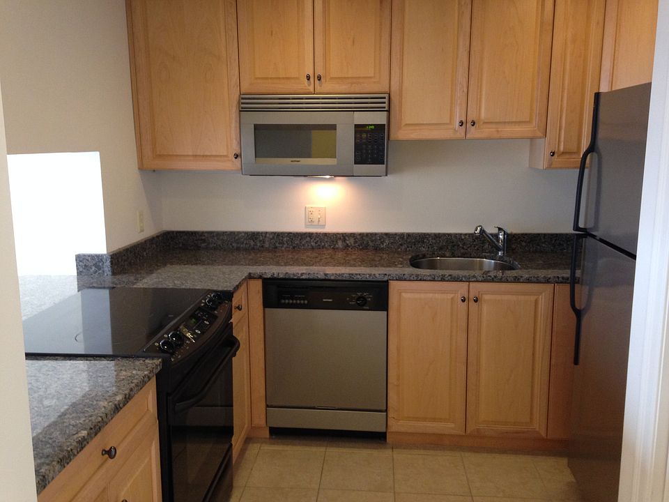 Granite / Stainless / Maple Cabinets