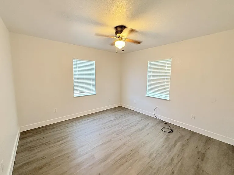 610 W Avenue B — Photo 27