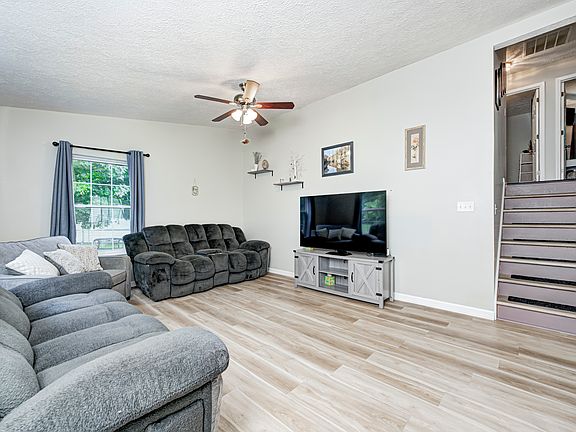2nd image of 8814 Woodpointe Cir