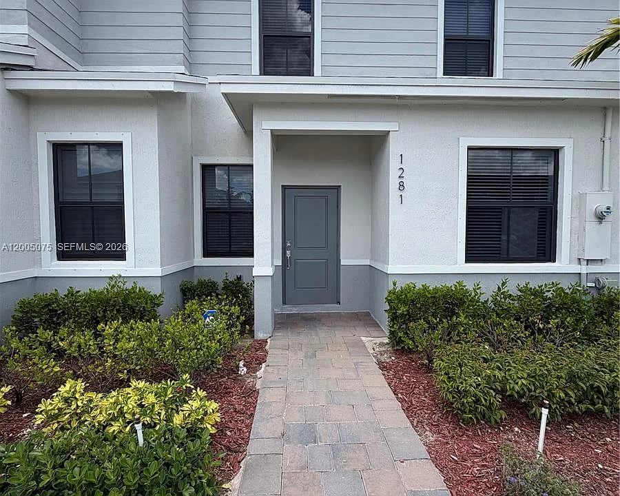 1281 NE 3rd Ave #1281